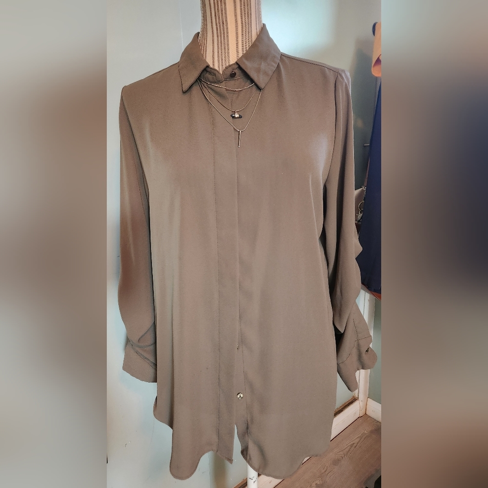 Button down collared blouse - Picture 2 of 6